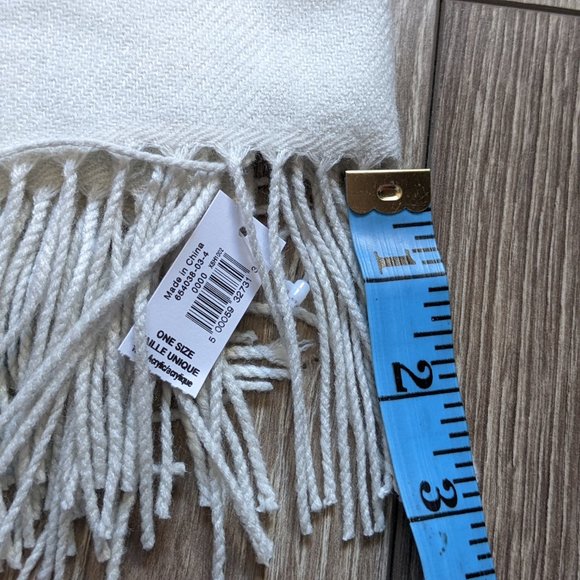 [2/$40] NWT - BANANA REPUBLIC Scarf with Fringe - Picture 3 of 4